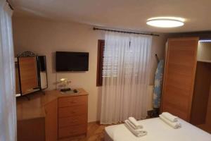 sypialnia z łóżkiem, komodą i telewizorem w obiekcie Plateia Apartments (Katerina) w mieście Ajos Nikolaos +37 zdjęć