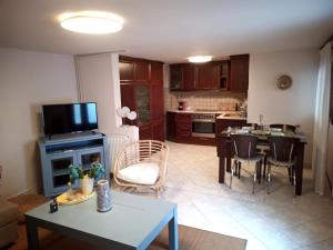 kuchnia i salon ze stołem i krzesłami w obiekcie Plateia Apartments (Katerina) w mieście Ajos Nikolaos