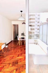 sala de estar con suelo de madera y bañera en Ayres de Córdoba, Gran Terraza, Excelente Ubicación en Córdoba