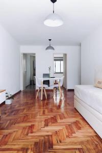 a living room with a wooden floor and a table at Ayres de Córdoba, Gran Terraza, Excelente Ubicación in Cordoba