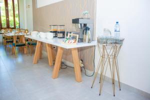 Příslušenství pro přípravu čaje a kávy v ubytování Angel Boutique Hotel
