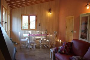 sala de estar con mesa de comedor y sillas en Eco Urbion, en Duruelo de la Sierra 37 fotos más