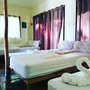 Un pat sau paturi într-o cameră la Villa Encantador Resort