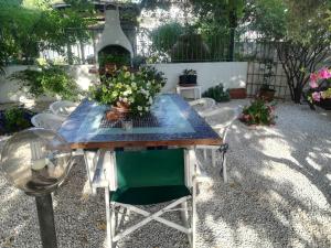 Una mesa azul con un ramo de flores. en B&B I Mari, en Torpè