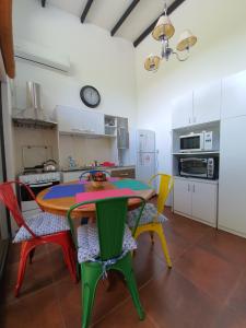 een keuken met een tafel en stoelen in een kamer bij Pinar de Hurtado in Colonia del Sacramento