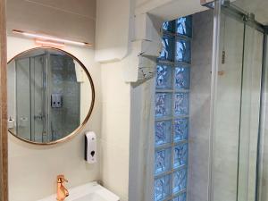 y baño con ducha de cristal y espejo. en LA CASA REBONITA, en Candelario 36 fotos más