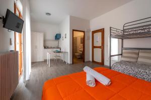 sypialnia z łóżkiem z pomarańczowym kocem w obiekcie B&B Villa Montreux w Rimini