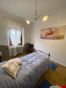 a bedroom with a bed and a window at Casa Ortensia in Chiusi della Verna
