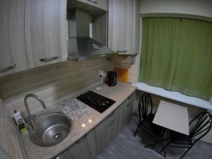 第比利斯Lagaza's home pekini的带水槽和台面的厨房