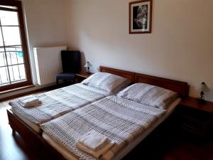 Postel nebo postele na pokoji v ubytování Penzion V Podzámčí Litomyšl