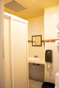 A bathroom at Hotel La Alhondiga