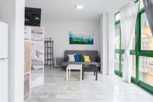 salon z kanapą i stołem w obiekcie Livemálaga Panaderos Old Town w Maladze