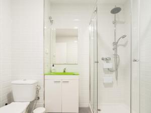 biała łazienka z toaletą i prysznicem w obiekcie Livemálaga Panaderos Old Town w Maladze +19 zdjęć