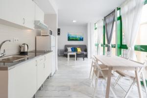 kuchnia ze zlewem i stołem w pokoju w obiekcie Livemálaga Panaderos Old Town w Maladze