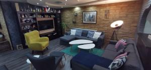 SunsetT+T residence tesisinde lounge veya bar alanı