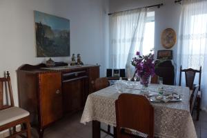una sala da pranzo con tavolo e fiori di AEGEAN VIEW a Kókhilos