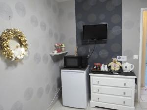 Chambre d'hôtes La Clé du Bonheur的电视和/或娱乐中心