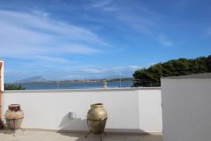 two vases on a wall with a view of the ocean at Ca' del Sale 97 in Marsala