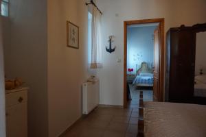 una camera con un corridoio e una camera con un letto di AEGEAN VIEW a Kókhilos