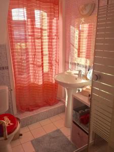 a bathroom with a sink and a shower at Chambres chez l'habitant et table d'hôtes Crocq "le vieil hôtel" in Crocq