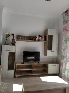 uma sala de estar com uma televisão e uma mesa em Precioso piso en Roquetas de Mar em Roquetas de Mar