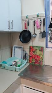 um balcão de cozinha com um lavatório e alguns utensílios em Annes Place em Naivasha