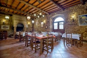 un comedor con mesas y sillas en un edificio de piedra en Casa dos Ulloa, en Esposende