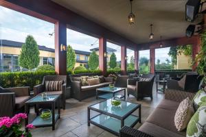 Mullingar Park Hotel tesisinde bir oturma alanı