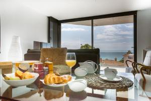 een tafel met een kom brood en een glas wijn bij Modern sea front Sunny Beach in Alicante