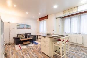 kuchnia i salon ze stołem i krzesłami w obiekcie Gran Bilbao VI by Aston Rentals w mieście Barakaldo