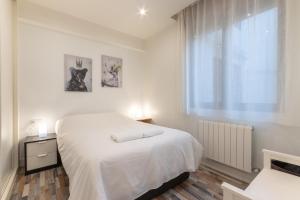 Łóżko lub łóżka w pokoju w obiekcie Gran Bilbao VI by Aston Rentals