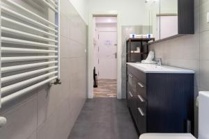Kuchnia lub aneks kuchenny w obiekcie Gran Bilbao VI by Aston Rentals