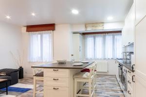 kuchnia z wyspą w środku pokoju w obiekcie Gran Bilbao VI by Aston Rentals w mieście Barakaldo +21 zdjęć