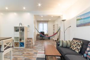 salon z kanapą i hamakiem w obiekcie Gran Bilbao VI by Aston Rentals w mieście Barakaldo