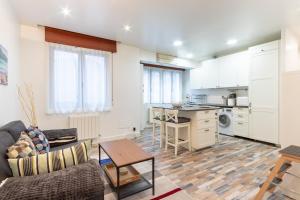 salon z kanapą i stołem w obiekcie Gran Bilbao VI by Aston Rentals w mieście Barakaldo