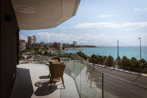 een balkon met stoelen en uitzicht op de oceaan bij Modern sea front Sunny Beach in Alicante