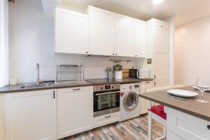 Kuchnia lub aneks kuchenny w obiekcie Gran Bilbao VI by Aston Rentals