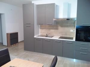 Kuchyň nebo kuchyňský kout v ubytování House apartments Ariamare