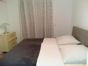 Postel nebo postele na pokoji v ubytování House apartments Ariamare