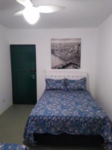 1 dormitorio con 1 cama y una pintura en la pared en PRÓXIMO AO MAR - BOA VIAGEM, en Recife