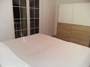 Postel nebo postele na pokoji v ubytování House apartments Ariamare