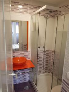 a bathroom with a sink and a glass shower at Casa Huésped Magdalena in Madrid