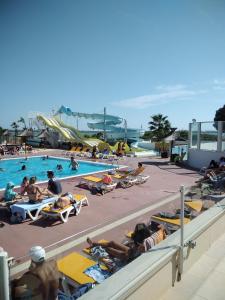 un grupo de personas tumbadas en una piscina en camping 4 étoiles le lac des rêves en Pérols