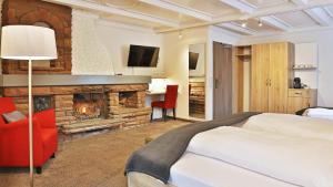 Hotel Restaurant Schiff في كابل غرافنهاوسن: غرفة فندقية بها سرير وموقد