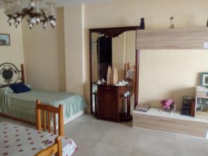 - une chambre avec un lit, une table et un miroir dans l'établissement Azul Maritimo, à Cadix
