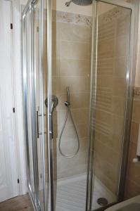een badkamer met een glazen douchecabine bij Le Bozze -Villa Jenny con WI-FI, posto auto, piscina a sfioro a Castagneto Carducci in Castagneto Carducci