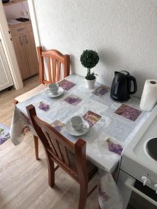 una mesa con dos tazas y platillos. en Apartment Ante - Diocletian's palace, en Split