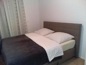 Postel nebo postele na pokoji v ubytování House apartments Ariamare