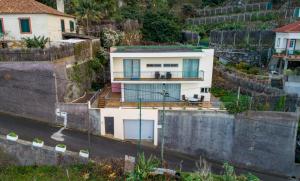 una casa al lado de una colina en Ponte House, en Porto Moniz