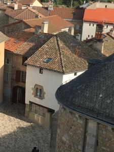 una vista aérea de los tejados de los edificios de una ciudad en Gîte La Maison Toute de Travers en Le Malzieu-Ville